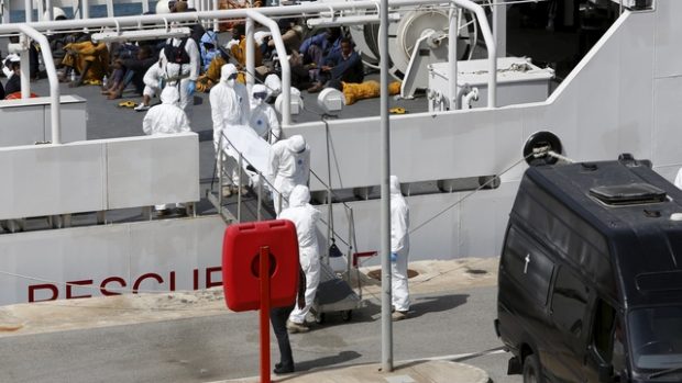 Ozbrojené jednotky odklízejí těla mrtvých uprchlíků z lodi, která dorazila na Maltu