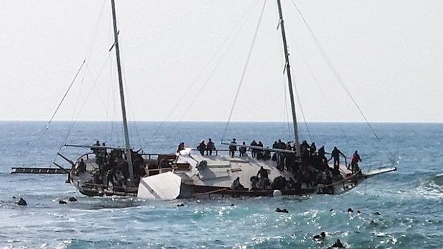 Plavidlo s přistěhovalci ztroskotalo na pobřeží řeckého ostrova Rhodos