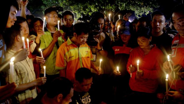 Lidé se modlí za popravené vězně v Indonésii