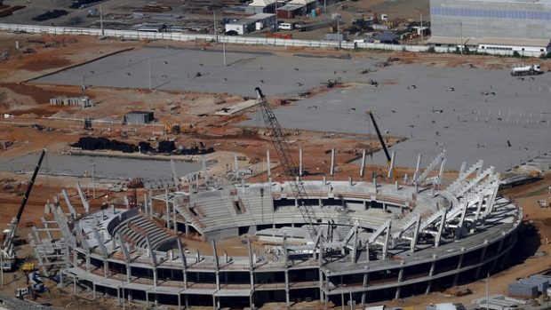 Rozestavěný stadion v Rio de Janeiru, kde se budou odehrávat tenisová klání