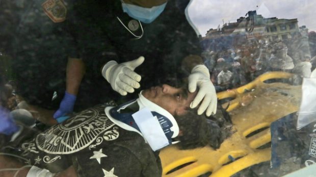 Pemba Tamang v péči záchranářů. Mladíka zavaleného při zemětřesení v Nepálu vytáhli záchranáři z trosek po pěti dnech