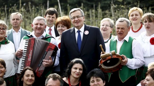 Polský prezident a kandidát na znovuzvolení Bronislaw Komorowski se svými příznivci