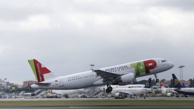 Letadlo portugalských aerolinek TAP na letišti v Lisabonu