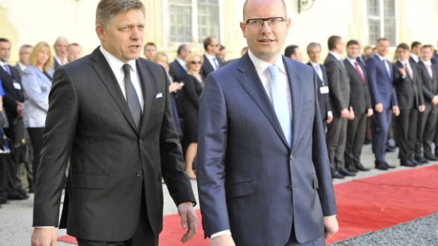 Slovenský premiér Robert Fico a český premiér Bohuslav Sobotka ve Valticích