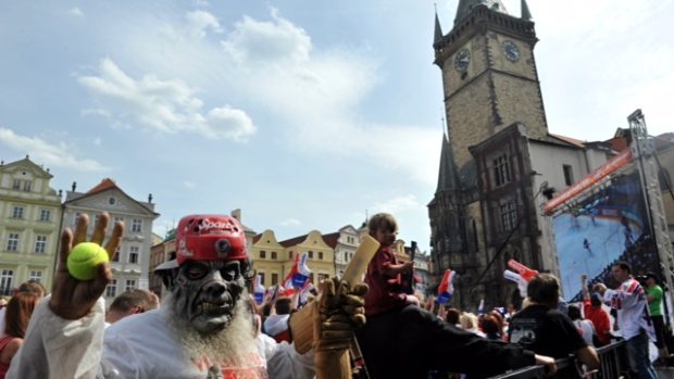Hokejoví fanoušci na Staroměstském náměstí v Praze žijí zápasem Česka s Kanadou