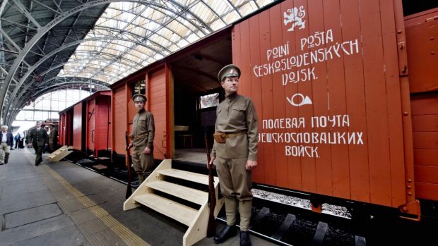 Replika vlaku legionářů vyjela z pražského hlavního nádraží na svou pouť po Česku