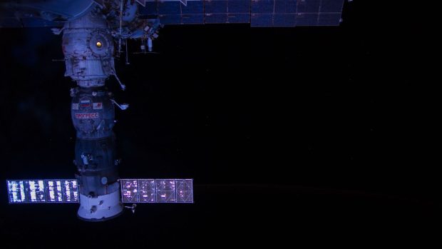 Noční pohled na ruskou nákladní loď Progress M-23M, zakotvenou v červenci roku 2014 u Mezinárodní vesmírné stanice