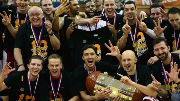 Nymburští basketbalisté slaví s novou trofejí pro domácího mistra