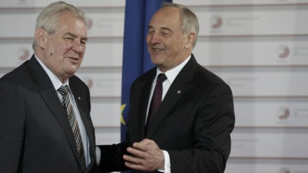 Český prezident Miloš Zeman a jeho lotyšský protějšek Andris Bērziņš na summitu Východního partnerství v Rize