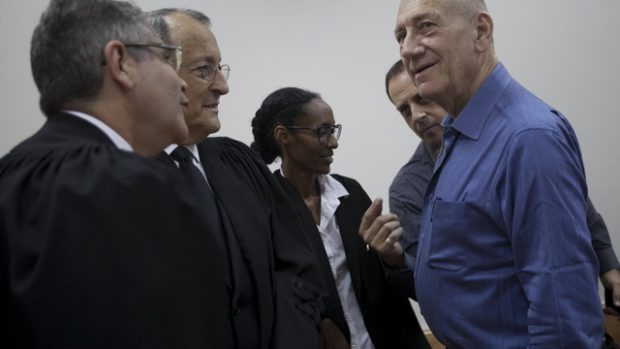 Bývalý premiér Ehud Olmert před soudem