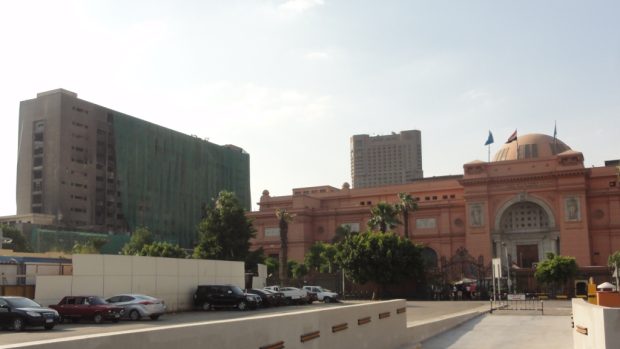 Pohled z náměstí Tahrír, přímo pod mizejícím sídlem strany se rozkládá Egyptské muzeum