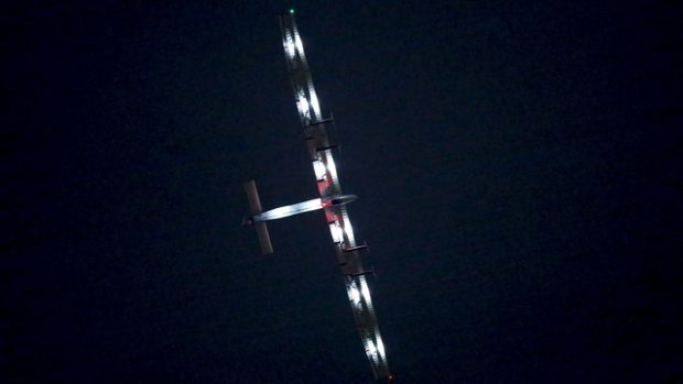 Letoun Solar Impulse krouží nad letištěm v japonské Nagoji