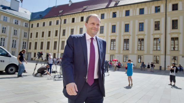 Končící ministr školství Marcel Chládek odchází ze schůzky s prezidentem Milošem Zemanem na Pražském hradě