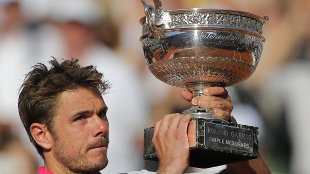 Švýcar Stan Wawrinka s trofejí pro vítěze mužské dvouhry na Roland Garros
