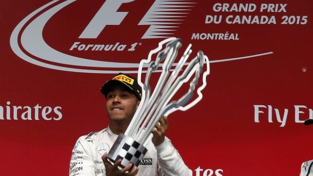 Lewis Hamilton s trofejí pro vítěze Velké ceny Kanady