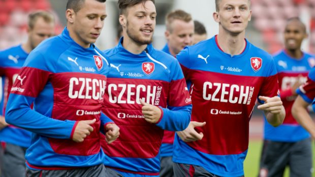 Čeští fotbalisté se připravují před odletem ke kvalifikačnímu utkání na Islandu, zleva Marek Suchý, Václav Kadlec, Tomáš Necid