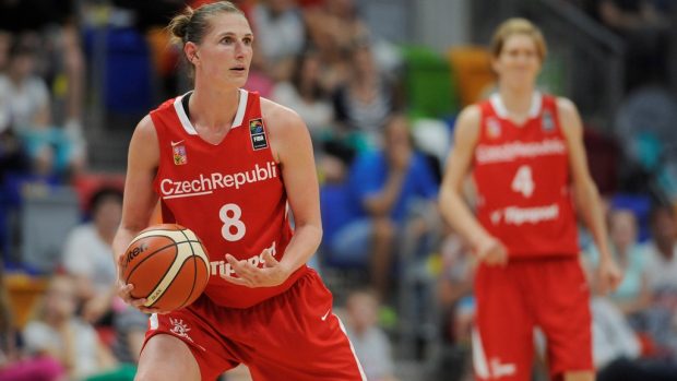 České basketbalistky prohrály s Černou Horou, s míčem Ilona Burgrová