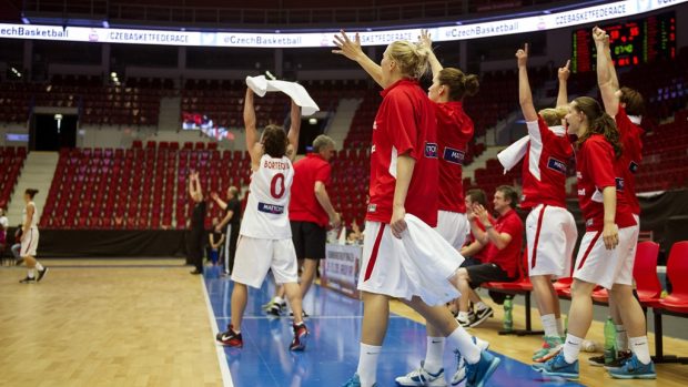 Radost českých basketbalistek po vítězství nad Ukrajinou