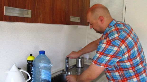 Vodu z veřejného vodovodu by teď obyvatelé Trnové podle hygieniků vůbec neměli pít