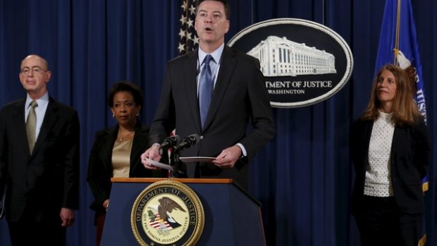 Šéf FBI James Comey představuje v sídle ministerstva spravedlnosti novináře s výsledky razie