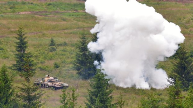 Ukázka bojové operace české armády 19. června na tankodromu u Strašic při generální zkoušce na Den pozemního vojska Bahna 2015