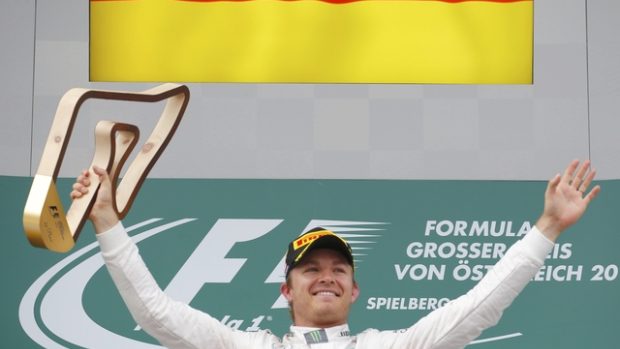 Nico Rosberg se raduje z vítězství ve Velké ceně Rakouska