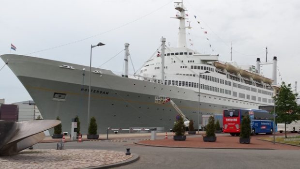 Parník SS Rotterdam, bydliště plážových volejbalistů na MS