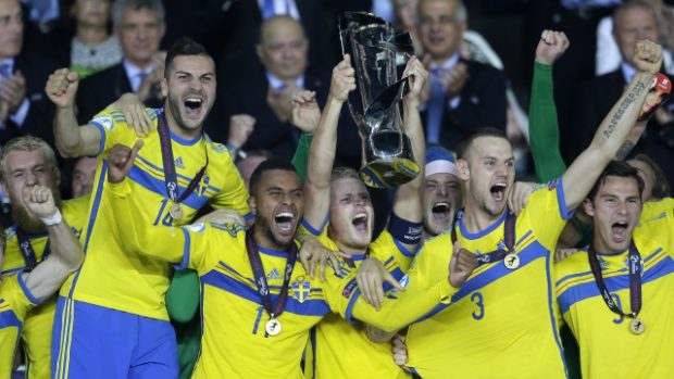 Hráči švédského týmu oslavují vítězství šampionátu