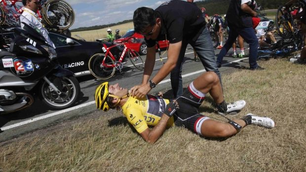Zraněný Fabian Cancellara p ohromadném pádu ve třetí etapě Tour de France