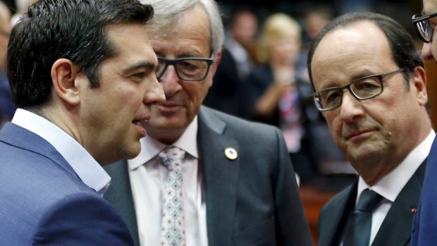 Řecký premiér Alexis Tsipras (vlevo), předseda Evropské komise Jean-Claude Juncker (uprostřed) a francouzský prezident François Hollande spolu mluví před jednáním lídrů zemí eurozóny, které se koná v Bruselu