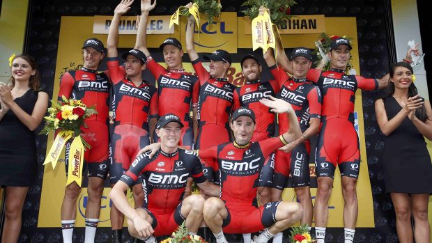 Jezdci stáje BMC Racing slaví triumf v časovce na deváté etapě Tour de France