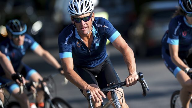 Lance Armstrong opět na trati Tour de France. Tentokrát v rámci charity