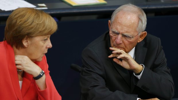 Kancléřka Angela Merkelová a ministr financí Wolfgang Schäuble před hlasováním německého parlamentu o pomoci Řecku