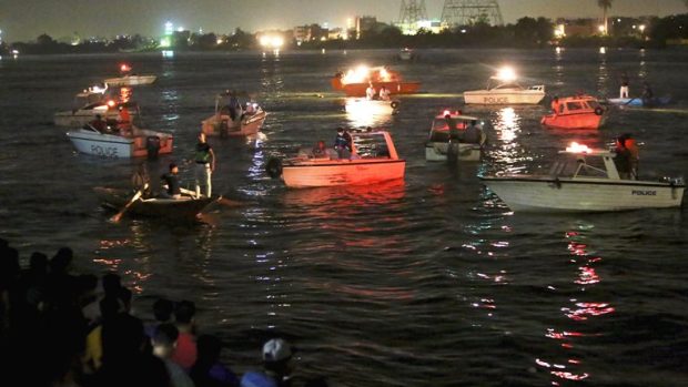 Policie a rybářské čluny pátrají podél břehů řeky Nil nedaleko Káhiry po obětech lodního neštěstí