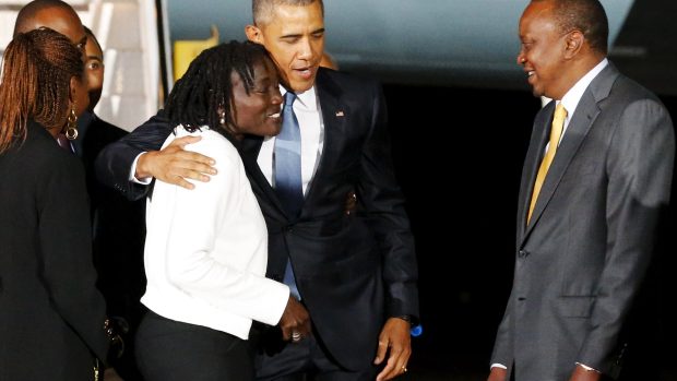 Americký prezident Barack Obama přiletěl do Keni. Na snímku z letiště v Nairobi Barack Obama objímá svou nevlastní sestru Aumu Obamovou, vpravo je keňský prezident Uhuru Kenyatta