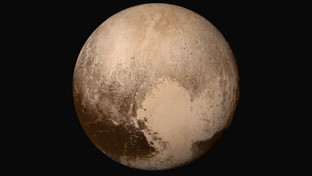 Trpasličí planeta Pluto ve skutečných barvách. Složená mozaika ze čtyř snímků sondy New Horizons