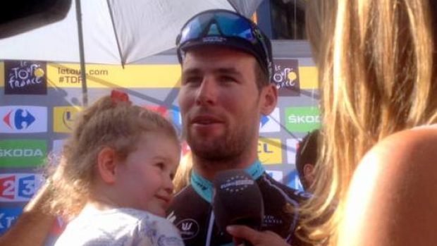 Vítěz 7. etapy Tour de France 2015 Mark Cavendish a jeho dcera Delilah