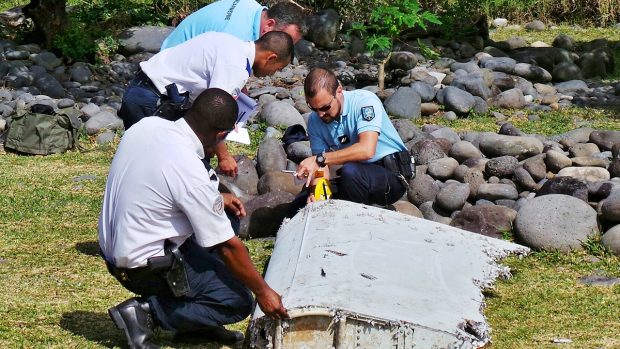 Francouzští policisté a vyšetřovatelé zkoumají úlomek křídla nalezený na ostrově Réunion