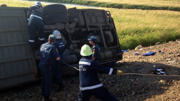 Odklízení následků nehody autobusů v Charabarovském kraji v Rusku