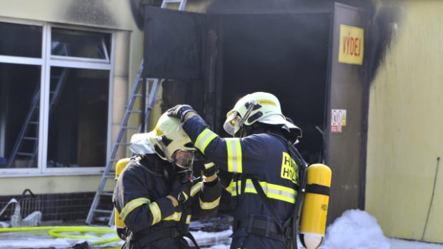 V brněnské Kaštanové ulici hoří sklad průmyslové firmy, ve kterém byly umístěny gumy a plasty