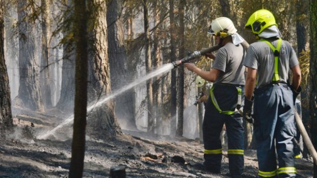 U Dobříva na Rokycansku hoří les. Požár pomáhají hasit dva vrtulníky, hasiči