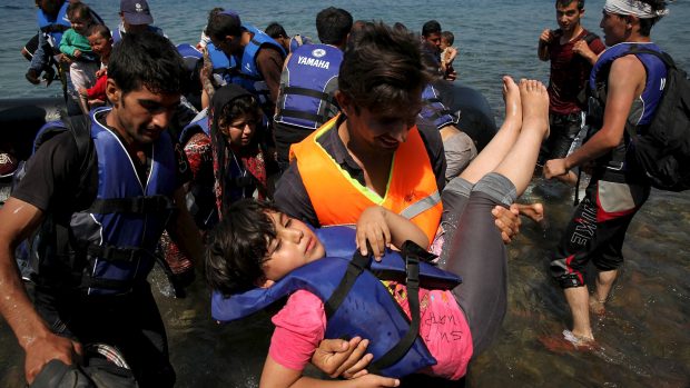 Uprchlíci z Afghánistánu právě přistávají u řeckého ostrova Lesbos, kam se přeplavili z Turecka