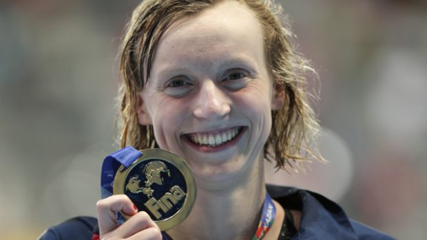 Američanka Katie Ledecká s jednou ze čtyř zlatých medailí, které na MS v Kazani získala