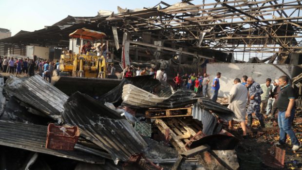 Výbuch auta naloženého trhavinami zabil na iráckém tržišti v Bagdádu přes 70 lidí
