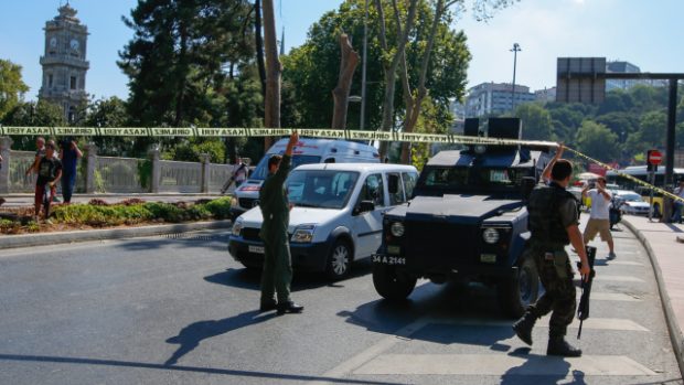 Policisté zabezpečují silnici vedoucí k paláci Dolmabahçe, kde dva útočníci se samopaly napadli policejní ostrahu