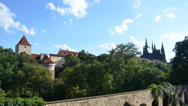 Severní obranná hradba Hradu je zesílena třemi věžemi. Prašnou, uprostřed Bílou a na východním konci Daliborkou