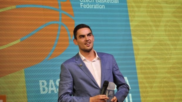 Tomáš Satoranský s trofejí pro nejlepšího basketbalistu za klubovou sezonu 2014/15 a reprezentační sezonu 2014