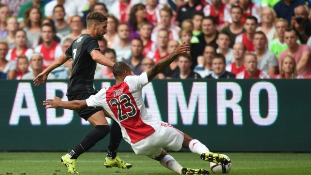 Fotbalový Jablonec prohrál v úvodním utkání play off Evropské ligy na Ajaxu 0:1. Na snímku je Filip Novák z Jablonce (vlevo) a Kenny Tete z Ajaxu.