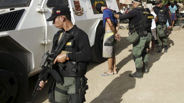 Venezuelští policisté ve městě San Antonio ve venezuelském státu Táchira zatýkají muže podezřelého z napojení na kolumbijské pašeráky