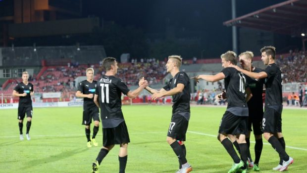 Fotbalisté Plzně se radují na hřišti Nového Sadu v odvetě play-off Evropské ligy